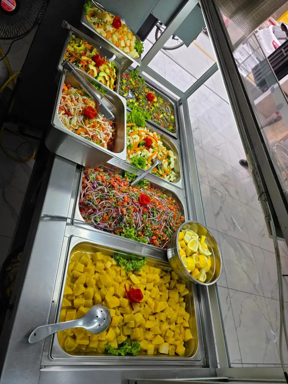 Ensaladas frescas del Terminal Agropecuario de Iquique y papas fritas