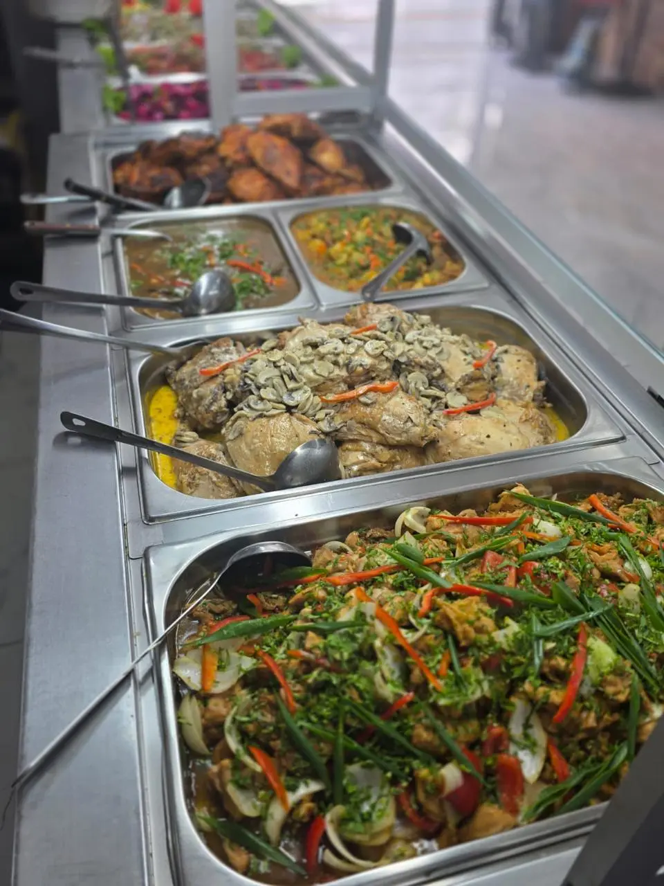 Almuerzo buffet casero en Iquique con cazuelas de vacuno y carnes mechadas